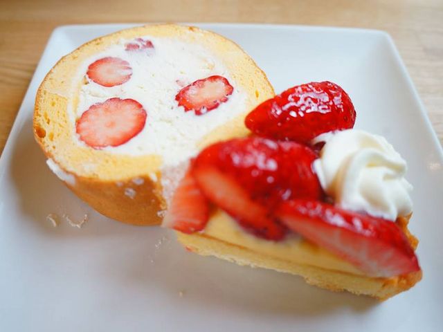 ロールケーキの中のイチゴがかなり小さい・・・_いちごの丘 カフェ