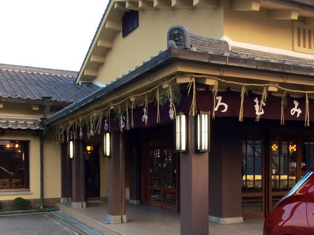 大神神社の大鳥居のお膝元にあります_みむろ最中白玉屋栄寿本店