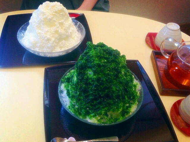 店内は客席が少なくゆとりを持たせた感じ。
1時間以上の待ちでしたが、さらさらの氷が楽しめます。_茶のちもと