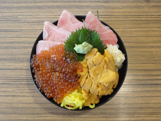 とろ・うに・いくら丼(大盛)_とみうら亭