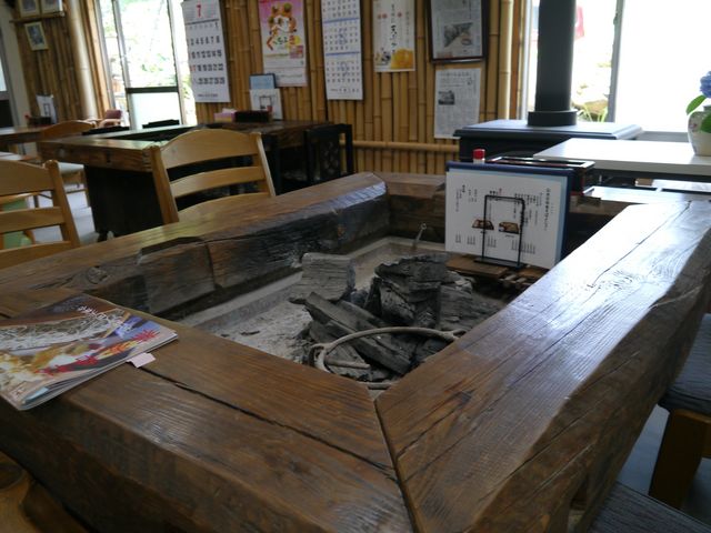 さりげなくお店の記事が書かれた雑誌が置いてあります。_そば処 山水