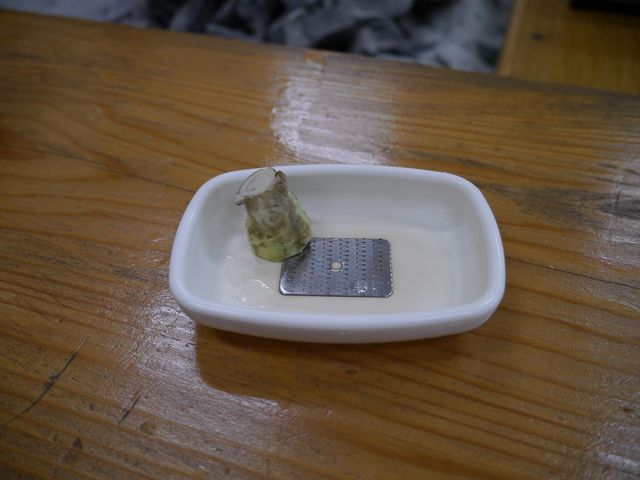 ワサビは自分でおろします。_そば処 山水