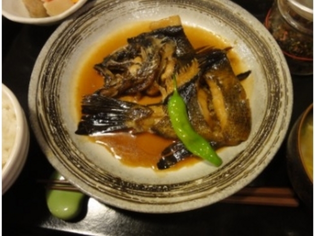 焼き魚も煮つけも種類が豊富です_梅山鉄平食堂