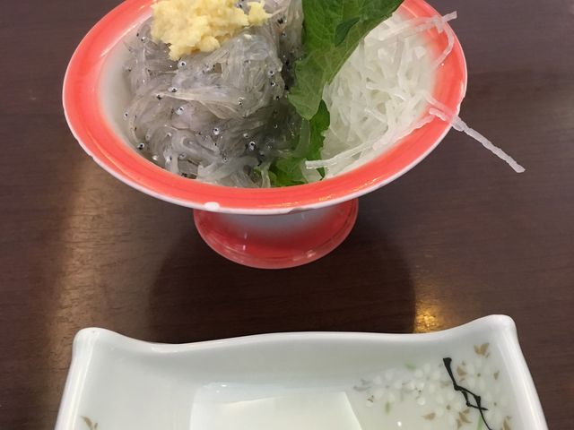 熱海で宿泊だったのでぇ〜お昼は、でん助茶屋で食事ビールのおつまみに、美味しかったです。
美味しい。_海のお食事処 でん助茶屋