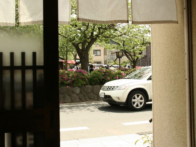 店内から外を眺めた写真_手打ちそば 鎌倉 茶織菴