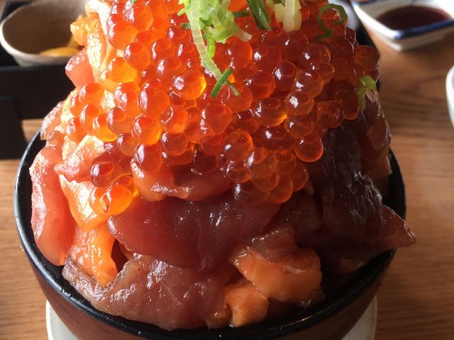 特大のマグロサーモンイクラ丼_伊豆高原ビール本店レストラン