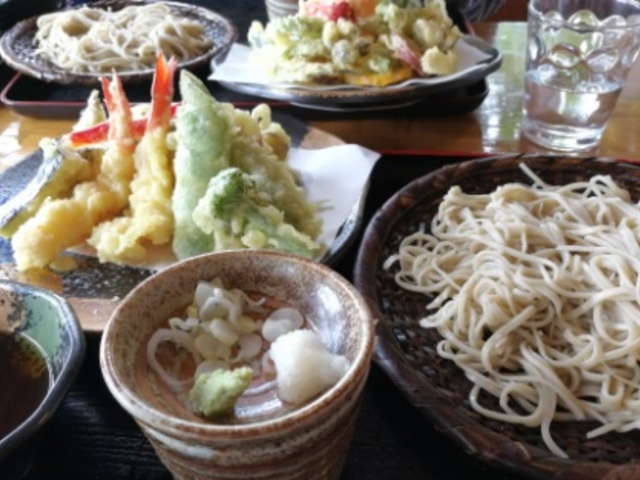 天ぷらがボリュームたっぷりでした_手打そば処 飯綱 本店