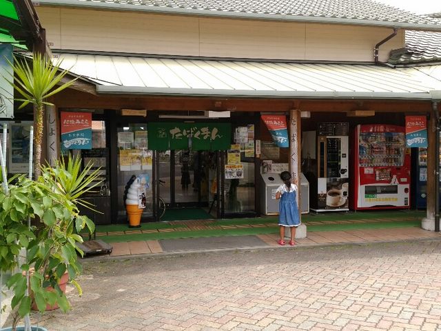 たばくまん入口。左が物産館の「肥後うらら」です。_道の駅たのうら