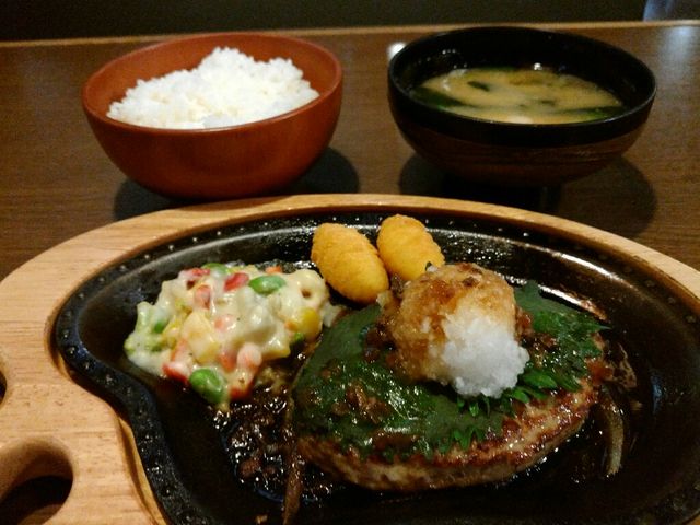 おろしそバーグ。ごはんとみそ汁にサラダがついた定食です。_びっくりドンキー佐世保アルファ店