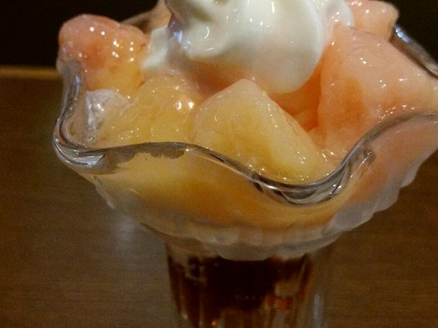 期間限定の桃のパフェ。_びっくりドンキー佐世保アルファ店