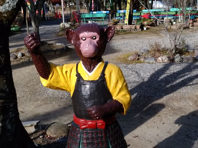 お供のさる。 あざやかな色です。_桃太郎神社