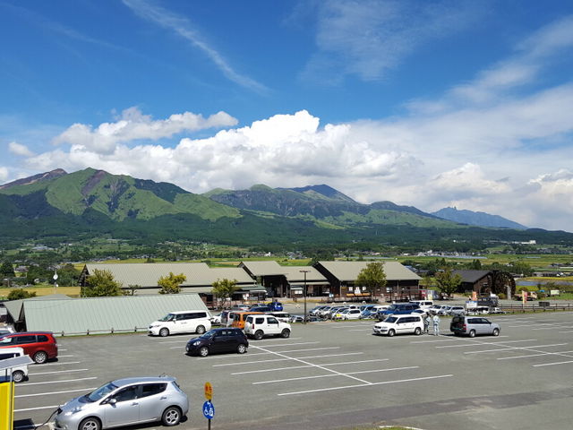 下から仰ぎ見る阿蘇は絶景でした_あそ望の郷くぎの