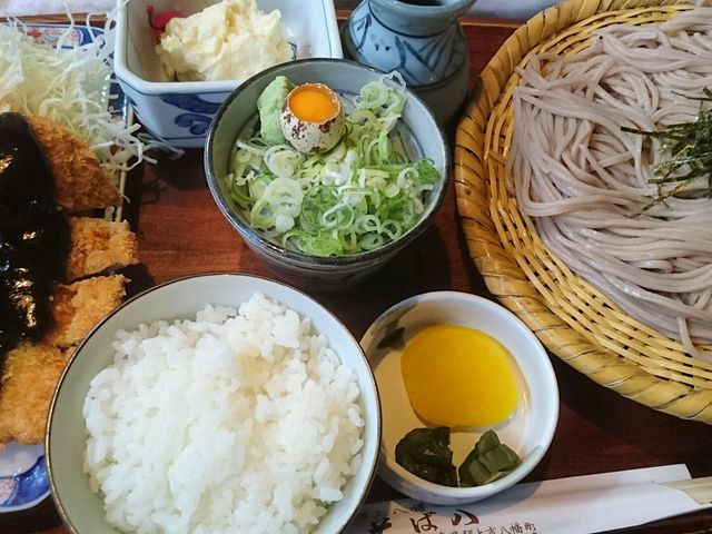 ざるそばかつ定食です。おなかいっぱいになります。_そば八