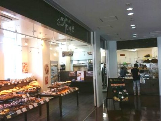 右手はレジと調理場_ぱん処 和水や 伊賀上野店