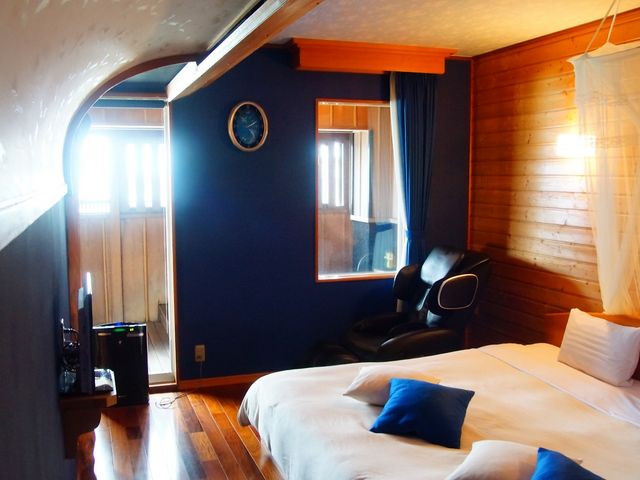 寝室!となりの部屋にはにはくつろぎながらテレビが見れるソファもあります。奥は露天風呂_鉄板焼 Baknos