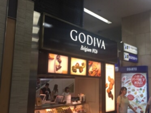 改札目の前にあります。_ゴディバ 新宿駅西口店