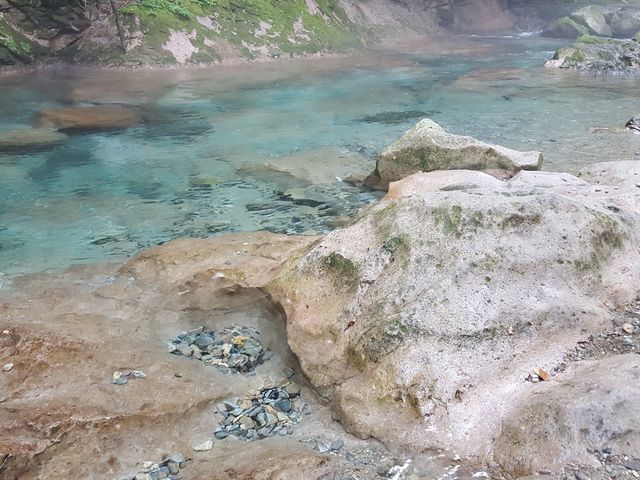 小石がたまっている上も水面です。
透明すぎて写真になると境目が分からない。_木の俣渓谷