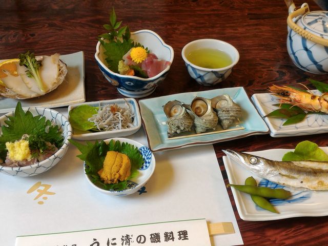 これにもちろんご飯とお味噌汁とお漬物が付きます。一人前_うに清