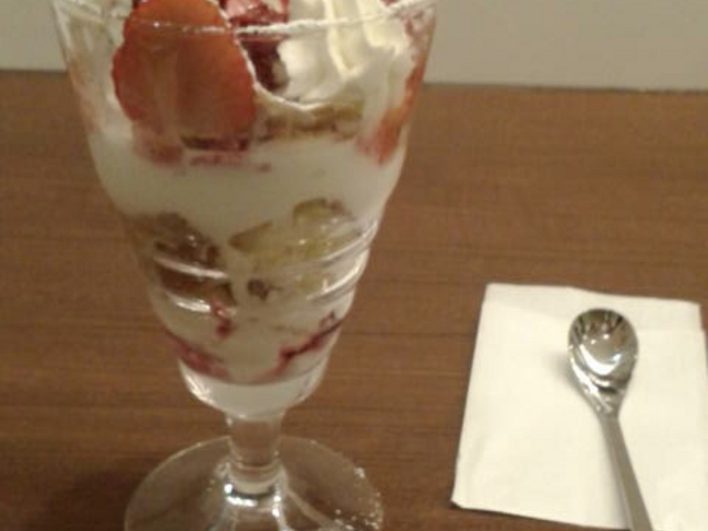いちごパフェ_ミルク&パフェ よつ葉ホワイトコージ札幌ステラプレイス店