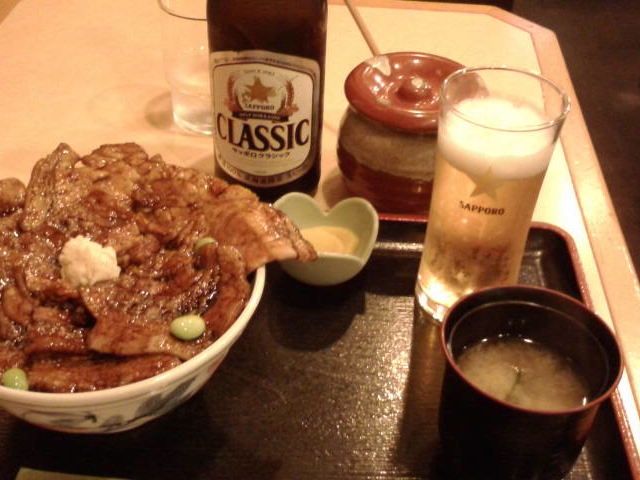 半バラ豚丼中盛りとビール_豚丼のはなとかち