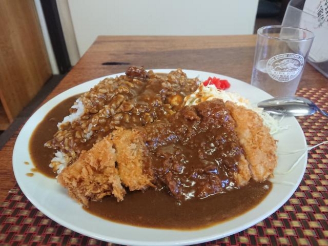 右奥にあるコップと比較するとデカ盛りがわかると思います。_ぐるめ茶屋