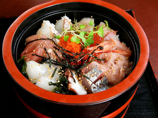 これが名物の桶風の器にはいった海鮮丼。汁物などもつきます_御食事処 さかゑや