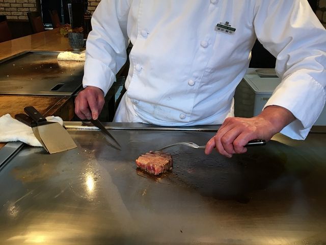目の前で調理_ステーキハウス 柳鳳