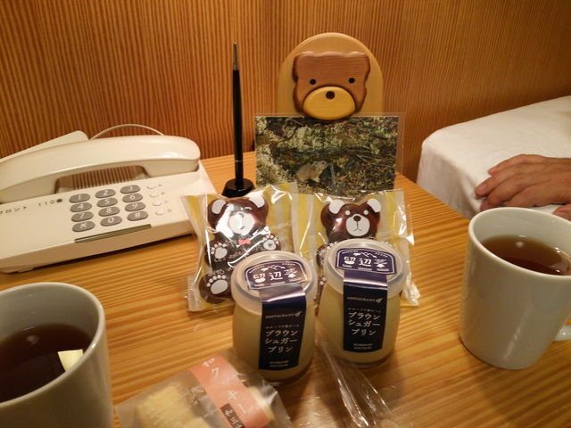 部屋でプリン食べます_丸瀬布温泉マウレ山荘ポッケの湯