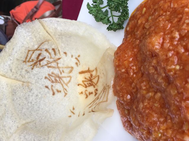 エビチリも正月らしい帆掛船に似せて_広東料理 翡翠廳