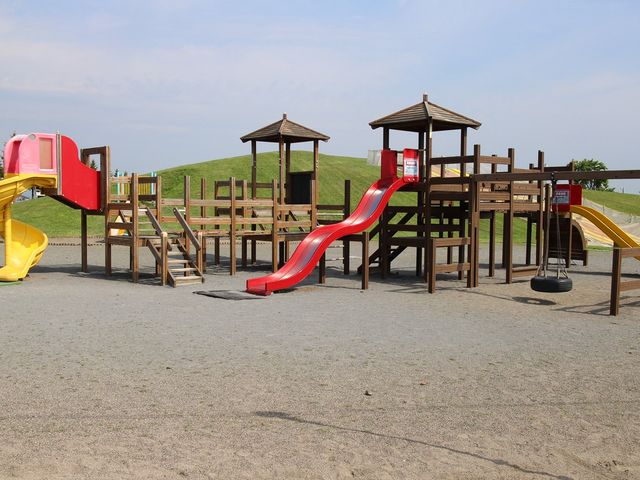 遊具もきれい_妹背牛町遊水公園うらら