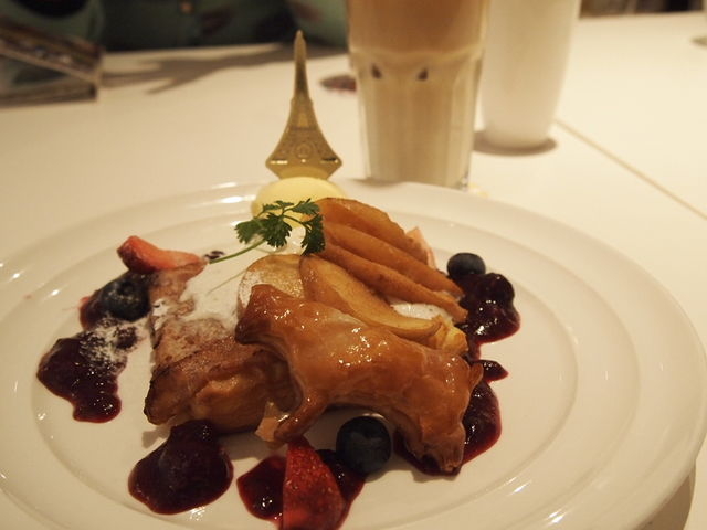 メープルシナモンと焼きリンゴのフレンチデニッシュ〜生乳バニラジェラート添え〜¥980_Hug・Cafe