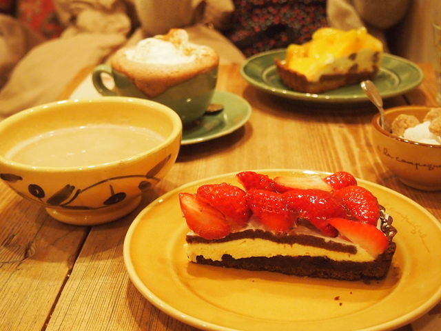 タルト・ショコラ・エ・フレーズ¥683
カフェオレ(HOT)¥525_ア・ラ・カンパーニュ トアロード店