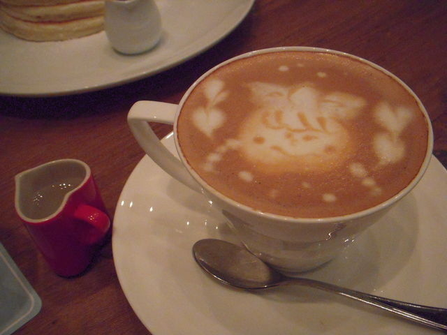 ホットカフェラテ_パンケーキカフェ mog(モグ)京橋店