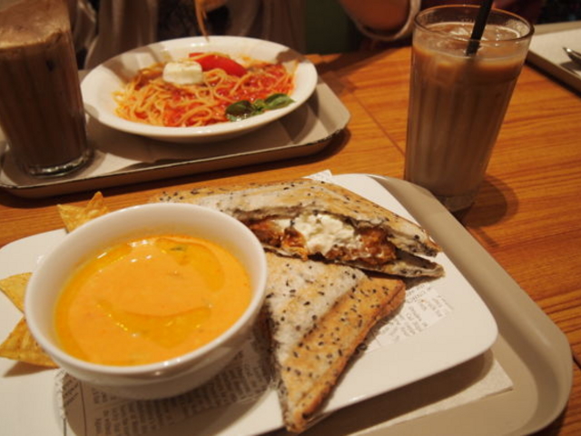 ホットサンド&スープのプレート¥750 _CAFFE SOLARE(カフェ ソラーレ) 心斎橋御堂筋店