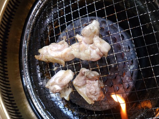 モモ肉を焼いています♪_ドライブイン鳥 前原店