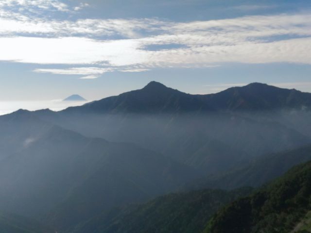 山頂からの北岳と富士山_仙丈ヶ岳