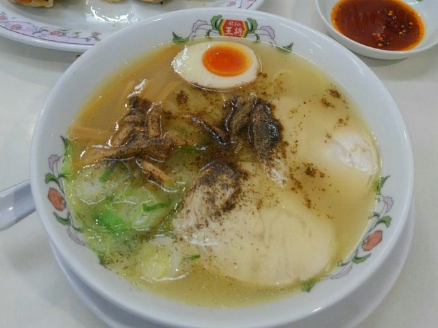 鶏白湯ラーメン&餃子(コショーかけ過ぎちゃった)_餃子の王将 イオン千歳店