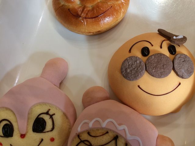 オレンジ色のアンパンマンはハロウィン期間限定のかぼちゃあんパンマンです_ジャムおじさんのパン工場