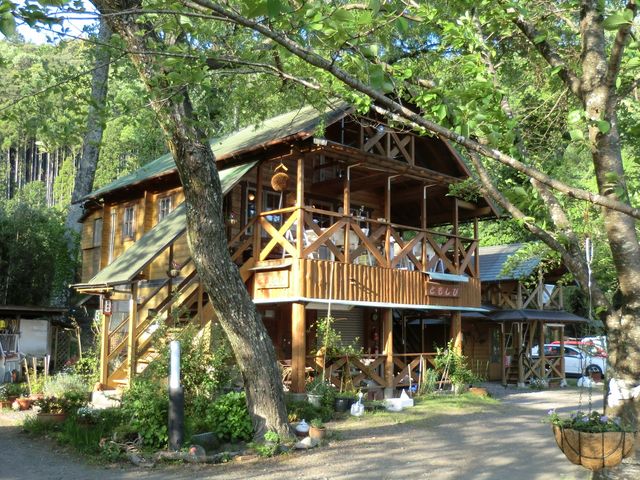 自然にとけこんでいるような木のつくりの建物_ともしび