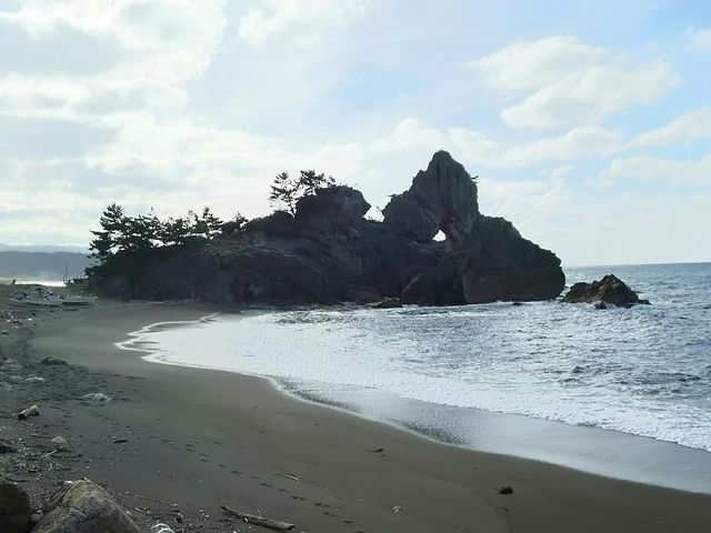 ぽっかり空いた穴が面白いです。_窓岩