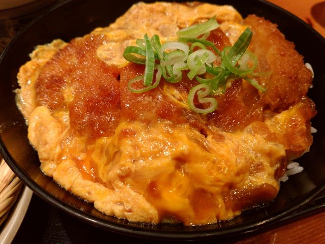カツ丼アップ。_北前そば 高田屋 佐世保アルファ店