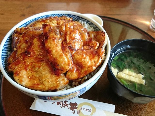 ブタ丼 肉6枚_レストラン むーんらいと