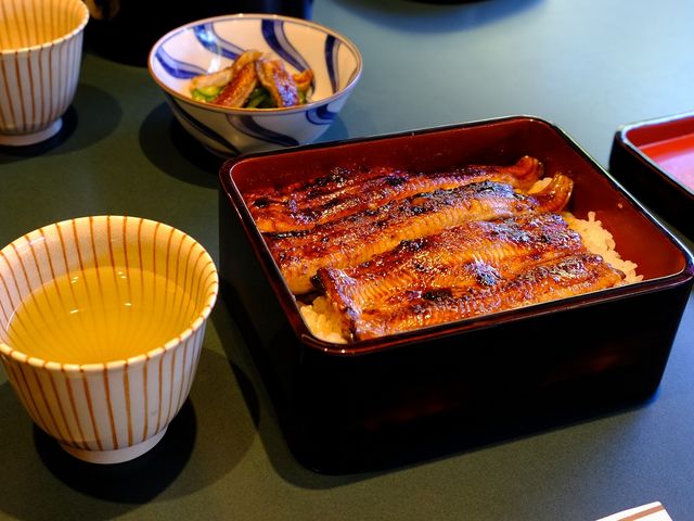 特上うな重、ご飯の中にもうなぎが埋まっています_廣川