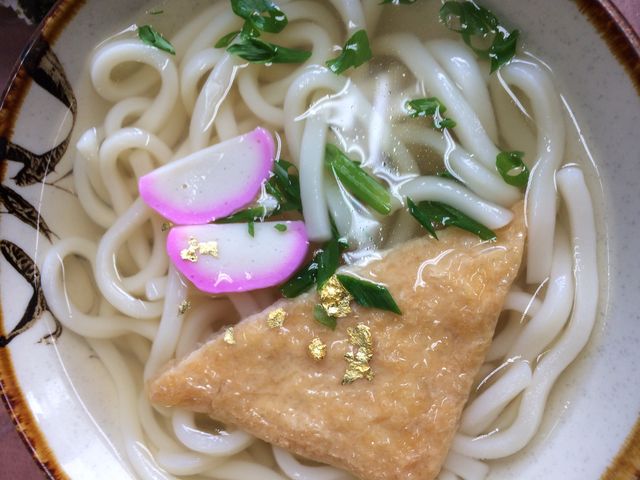 売店内の食堂で食べた
有り難い金箔うどんです_出石寺売店