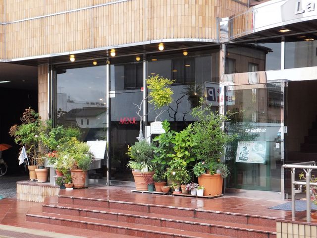 ラフォーレという商業ビルの1階にあります。_アベニュー