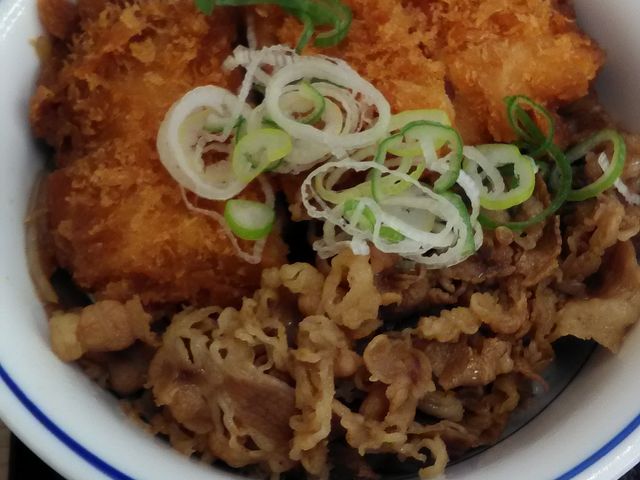 期間限定のチキンカツ牛すき丼です!美味しかったです。_とんかつ・かつ丼「かつや」深谷店