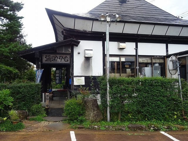 駐車場は店の前少しと10m先にたくさん_弥助 湯沢店