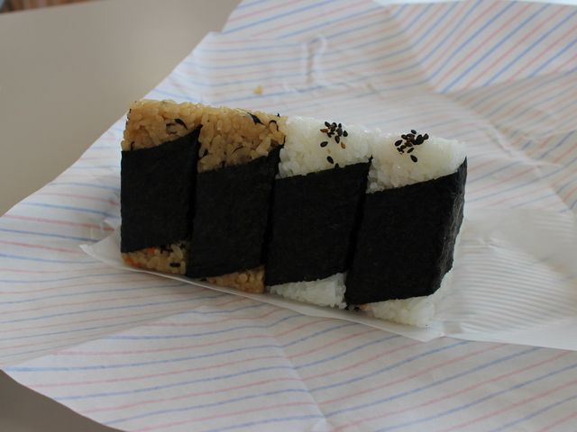三角形のおにぎり_おにぎり太郎