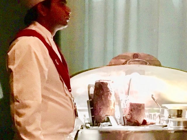 目の前で肉をカット_LAWRY’S・THE・PRIME・RIB・TOKYO