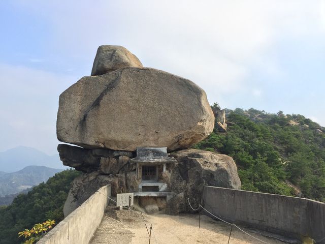周りは絶景_重ね岩